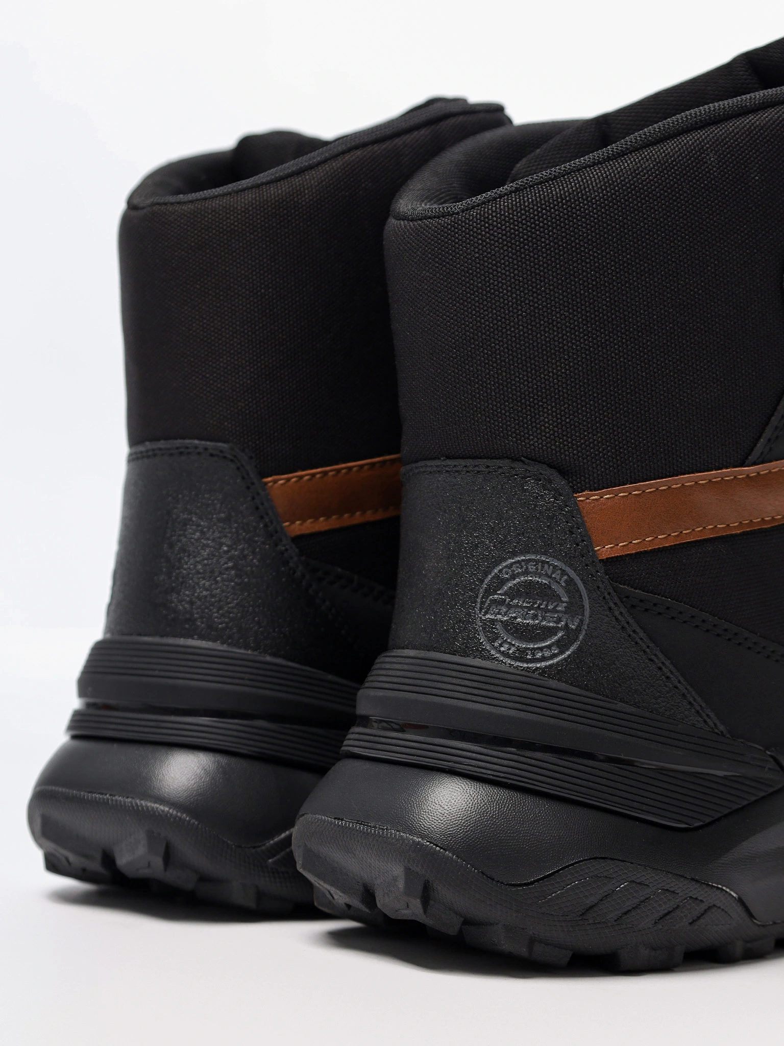 Дутики черного цвета на липучках на средней подошве